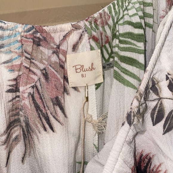 NEVER WORN* Medium beautiful open shoulder romper - Picture 6 of 6